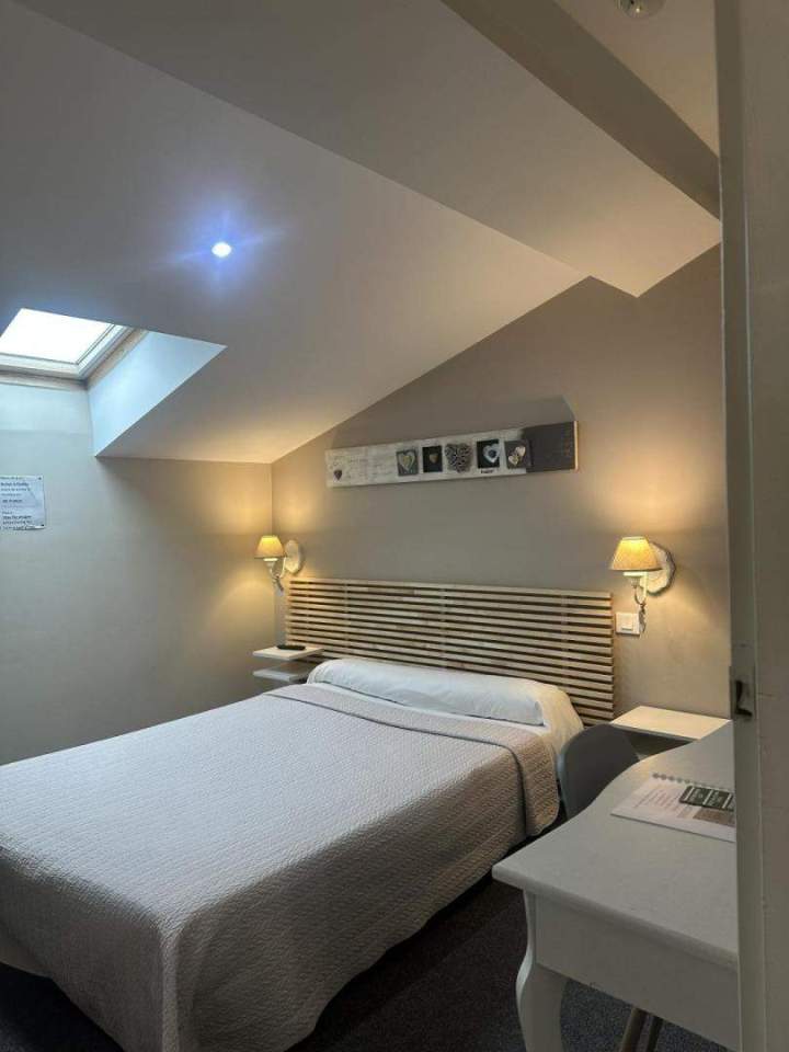 Room with a double bed Lyon