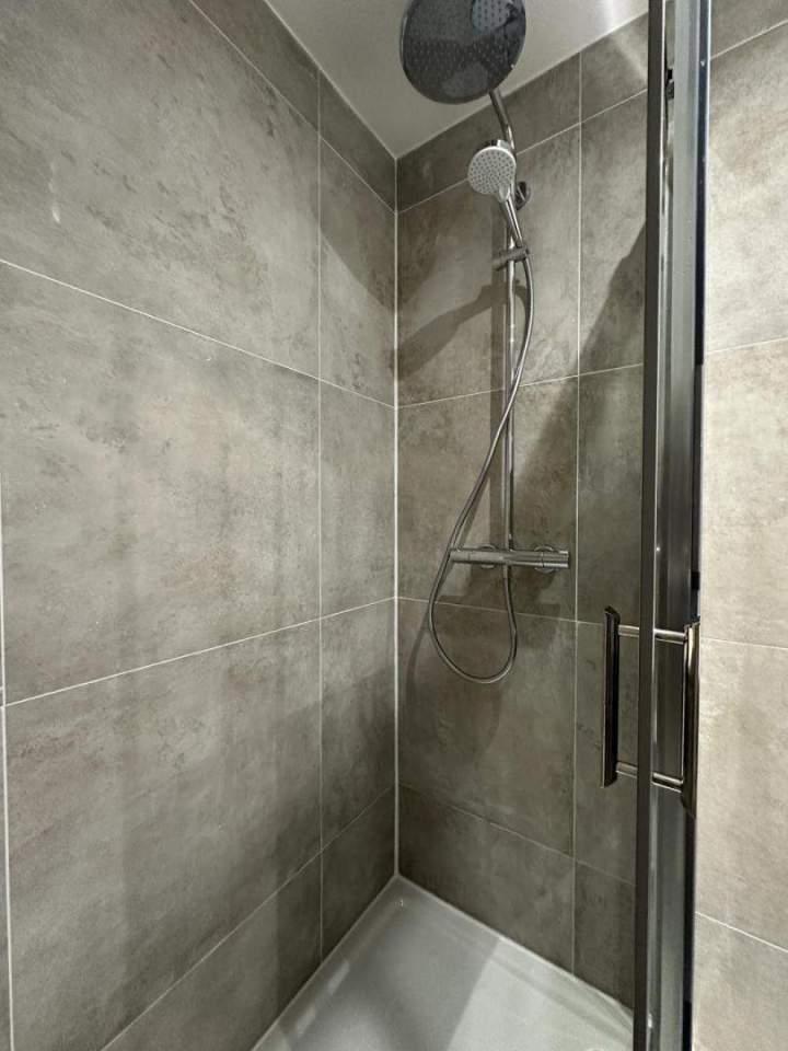 Comfortable shower Lyon