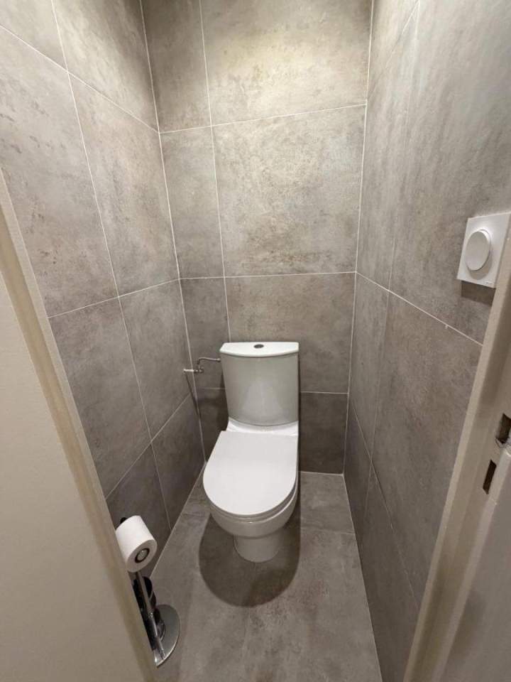 Room with toilet Lyon