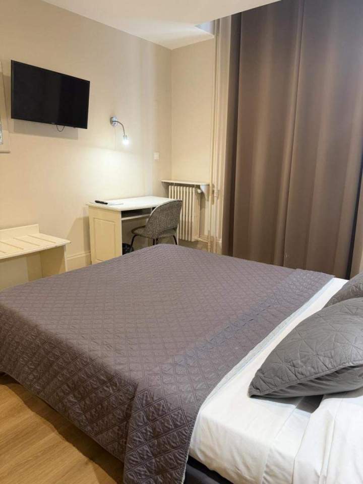 Room with TV Lyon
