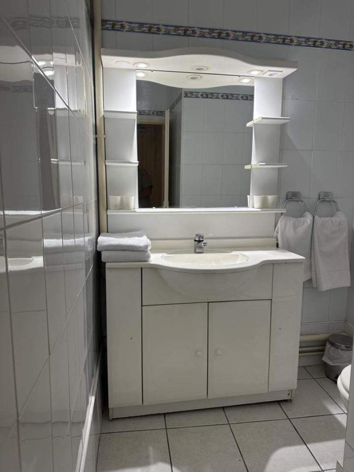 Fully equipped sanitary facilities Lyon