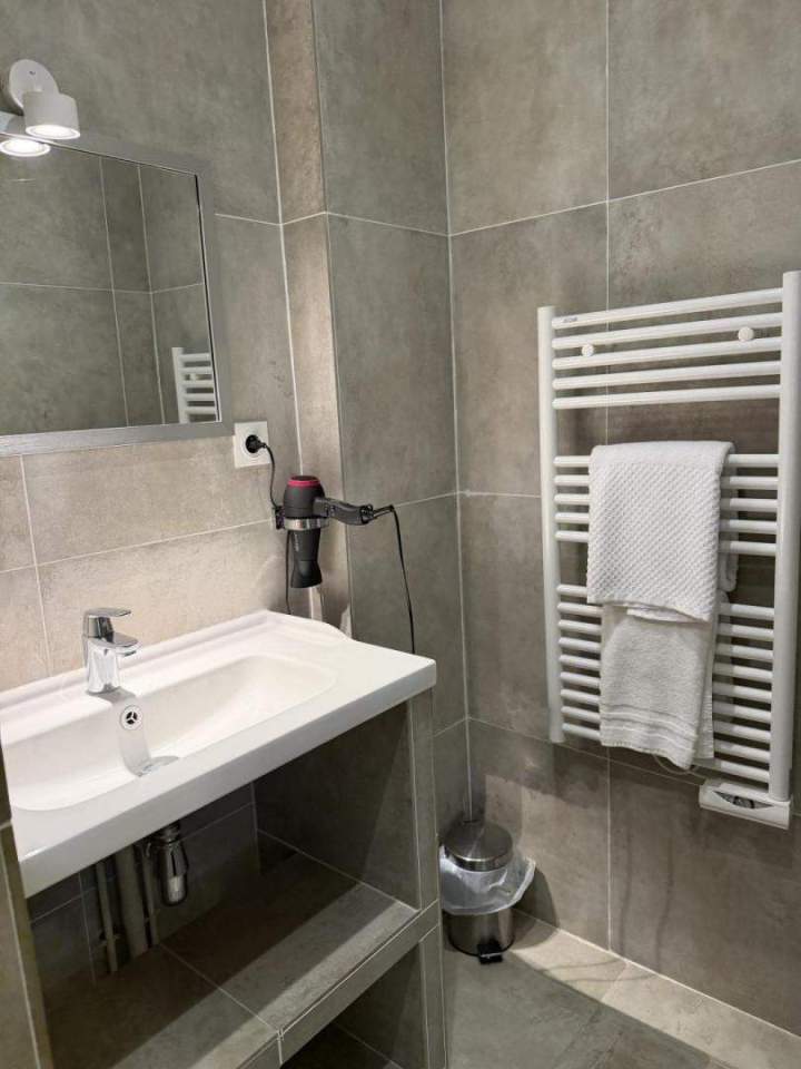 Bedroom with full bathroom Lyon
