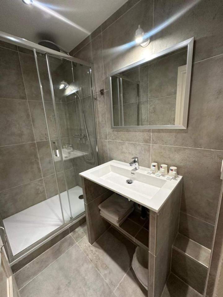 Bright bathroom Lyon